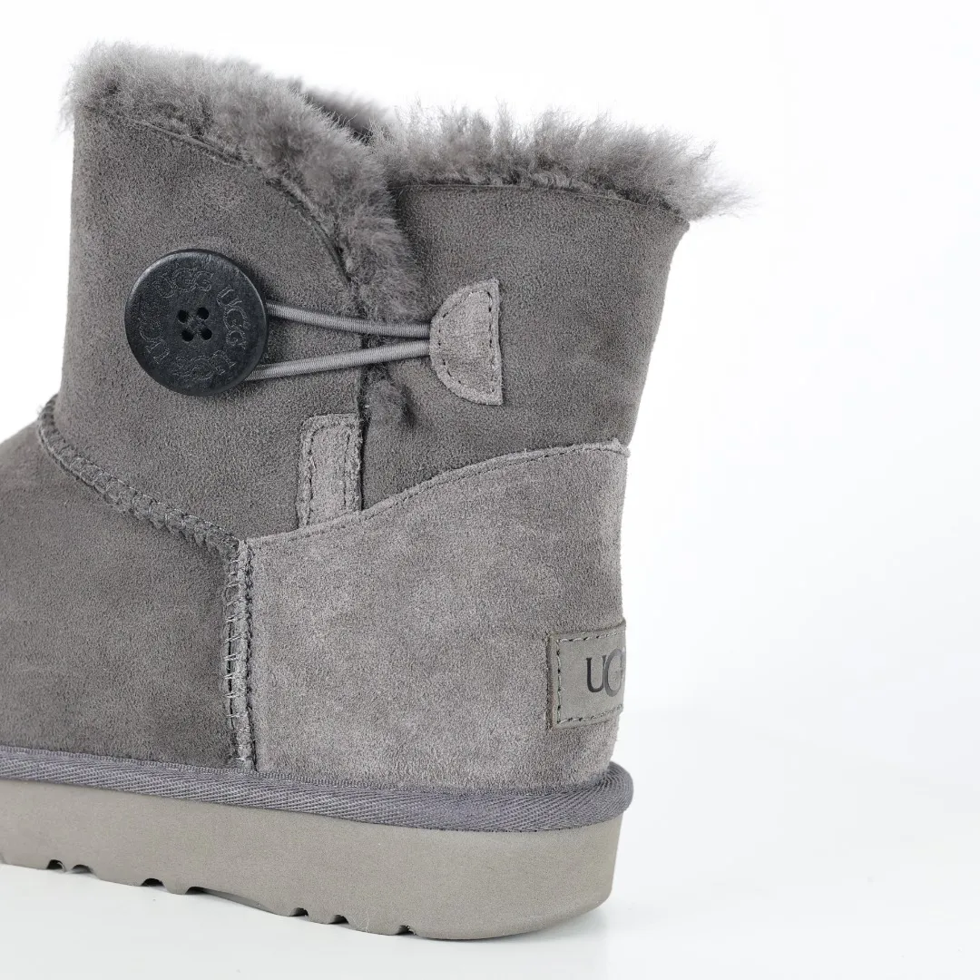 Pick up locally 💰560 Core recommended good price It is a very suitable choice for home furnishings. In the new year, uug launched a series of styles, which are partial to the preferences of young consumers and have also moved to the forefront of fashion trends. Shoe body material: water-repellent coated suede upper, 17 mm UGGPURE™ implantable wool insole, lightweight non-slip and comfortable rubber outsole, with brand LOGO and trademark, with full packaging Size: 35 36 37 38 39 40